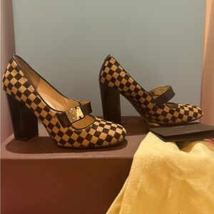 Louis Vuitton shows. Size US 51/2